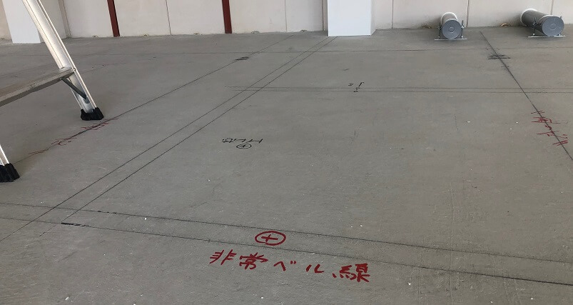 墨出しで非常ベルの位置をプロット