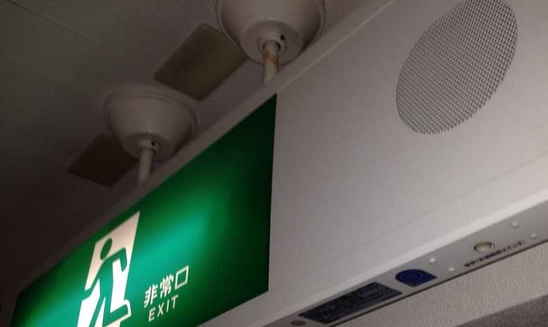 誘導灯信号装置を移報により作動させる