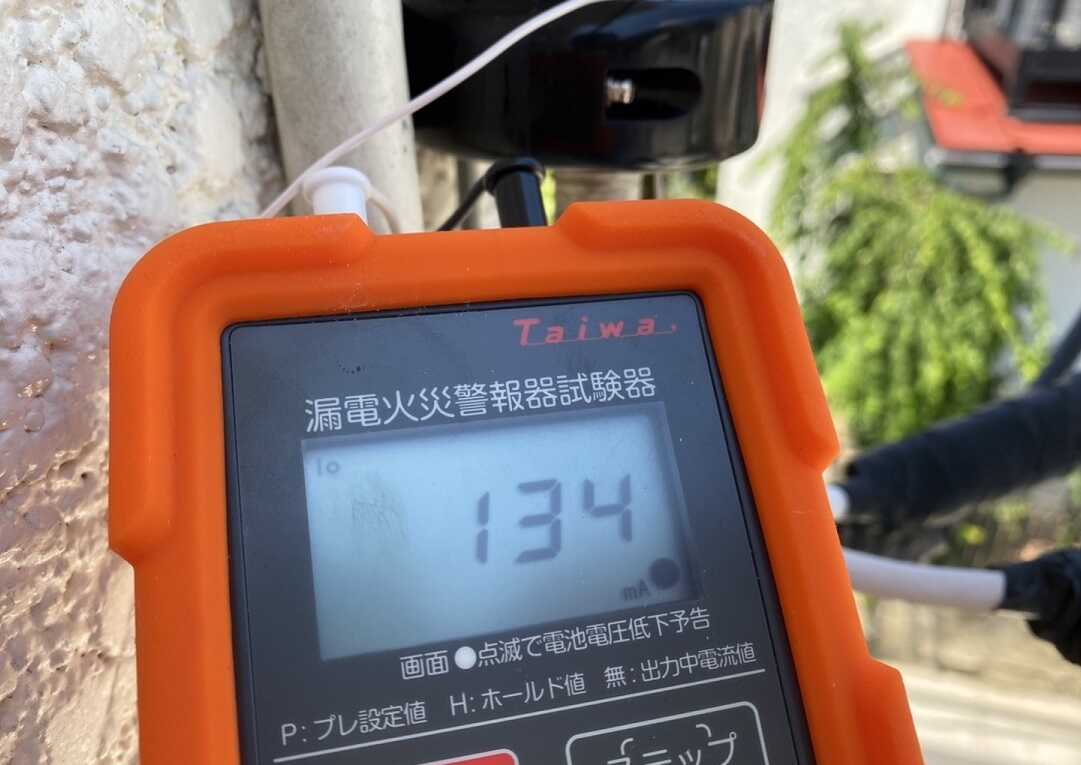 漏電試験機にて計測