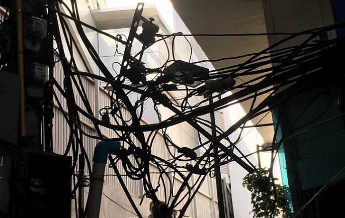 整理されていない配線画像