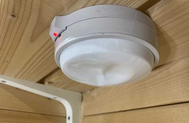 差動式スポット型感知器が変形して発報画像