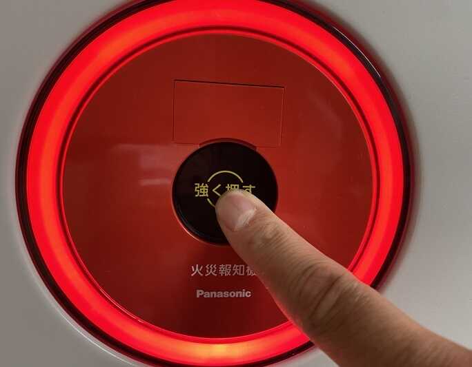発信機を押す画像
