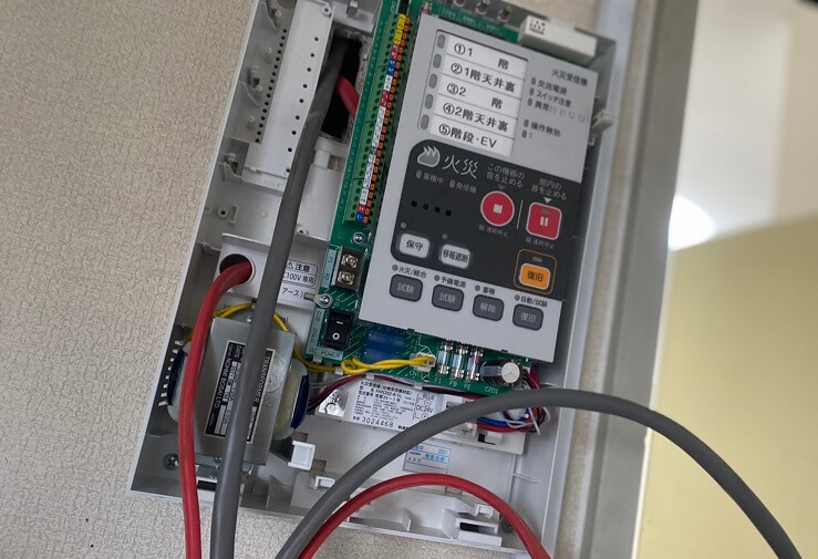 火災受信機工事中