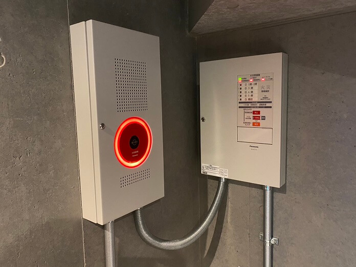 火災受信機と総合盤の画像