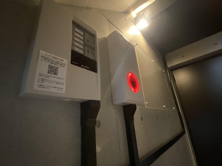 火災受信機と総合盤の画像