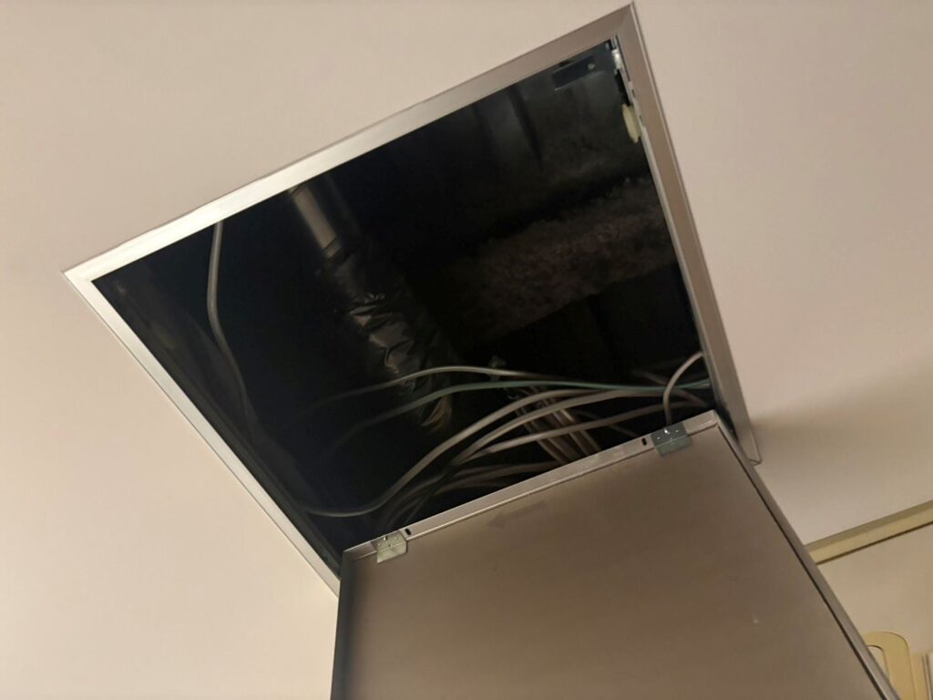 点検口にある配線