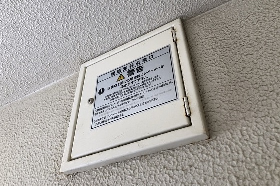 エレベータシャフト内の火災感知器点検