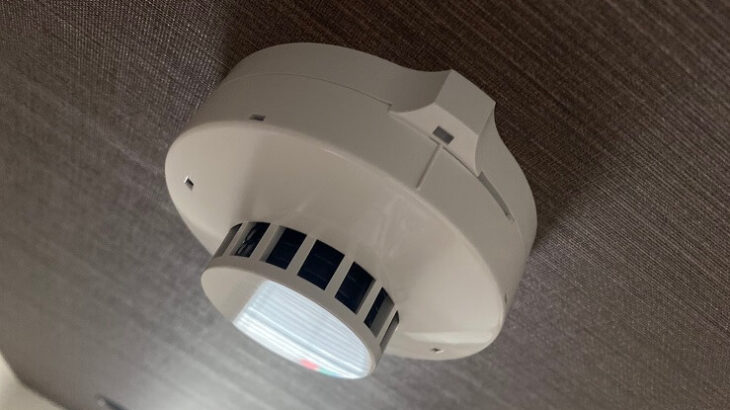 間仕切りの上部に開口があれば感知器の設置は省略できるのか？【東京の基準とその根拠】