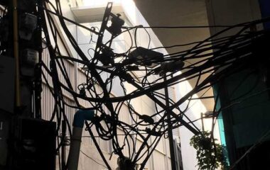 整理されていない配線画像