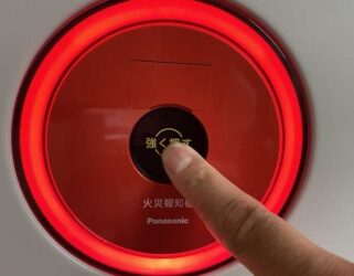 発信機を押す画像