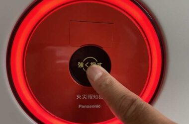 発信機を押す画像