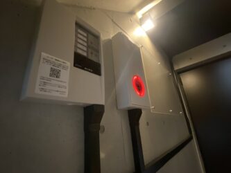 火災受信機と総合盤の画像