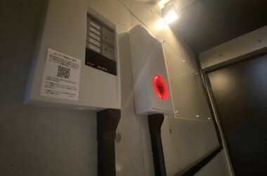 火災受信機と総合盤の画像